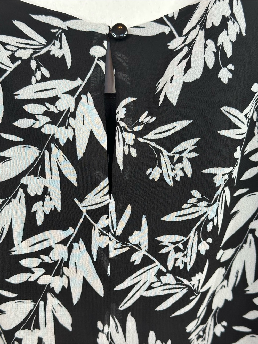 Kasper Black and White Botanical Print Blouse, Ruffle sleeves, size 2X, NWT - Picture 5 of 6